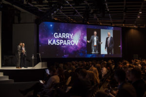 Antoni Lacinai agerar moderator med Garry kasparov som gäst